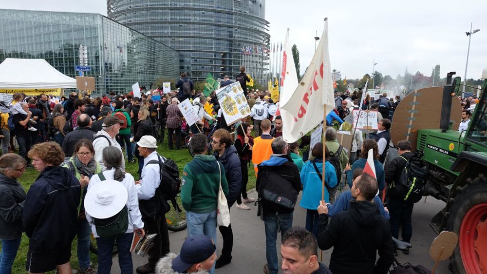 Le cortège, qui a fini sa course devant le Parlement européen à Strasbourg, était ouvert par les militants de la Confédération paysanne. © H. Roy